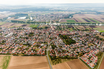 Vue aérienne de Les rives du Main à Bergrheinfeld dans le département Bavière, Allemagne