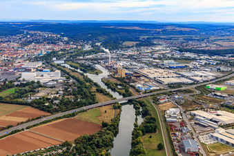 Vue aérienne de Pont autoroutier de l'A70 sur le Main jusqu'à la zone industrielle de Maintal à le quartier Oberndorf in Schweinfurt dans le département Bavière, Allemagne