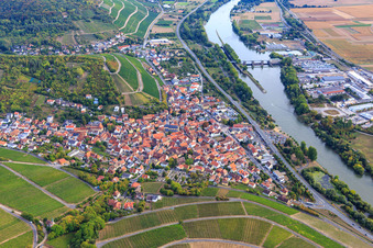 Vue aérienne de Village viticole entre les vignes sur les rives du Main au nord-est à Randersacker dans le département Bavière, Allemagne
