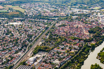 Vue aérienne de Quartier Heidingsfeld in Würzburg dans le département Bavière, Allemagne