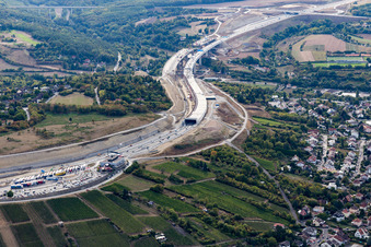 Vue aérienne de Chantier de construction du nouveau tracé du tunnel de Katzenberg dans le cadre de la construction du tunnel autoroutier BAB A3 à le quartier Heidingsfeld in Würzburg dans le département Bavière, Allemagne