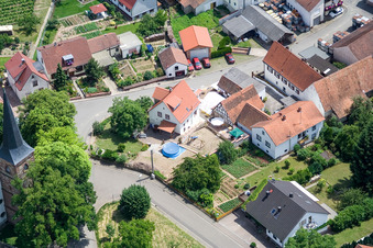 Dans le vignoble paroissial à le quartier Rechtenbach in Schweigen-Rechtenbach dans le département Rhénanie-Palatinat, Allemagne d'en haut
