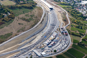 Vue aérienne de Chantier de construction du nouveau tracé du tunnel de Katzenberg dans le cadre de la construction du tunnel autoroutier BAB A3 à le quartier Heidingsfeld in Würzburg dans le département Bavière, Allemagne