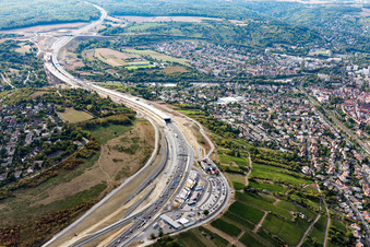 Photographie aérienne de Chantier de construction du nouveau tracé du tunnel de Katzenberg dans le cadre de la construction du tunnel autoroutier BAB A3 à le quartier Heidingsfeld in Würzburg dans le département Bavière, Allemagne