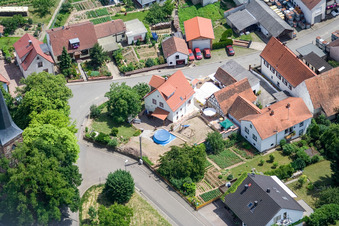 Dans le vignoble paroissial à le quartier Rechtenbach in Schweigen-Rechtenbach dans le département Rhénanie-Palatinat, Allemagne hors des airs