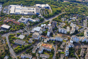 Vue aérienne de Heuchelhofstraße et Berner Straße avec la maison d'édition Main-Post GmbH et Die Tagespost ainsi que la Fédération allemande des assurances retraite à le quartier Heuchelhof in Würzburg dans le département Bavière, Allemagne