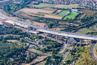 Vue aérienne de Travaux de construction du viaduc de la vallée Heidingsfeld et du tracé de l'autoroute fédérale A3 au sud de Würzburg. Le viaduc s'étend sur une vallée entre les monts Nonnenberg et Katzenberg. à le quartier Heidingsfeld in Würzburg dans le département Bavière, Allemagne