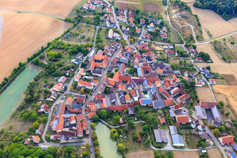 Vue aérienne de Vue du village depuis l'est à le quartier Krensheim in Grünsfeld dans le département Bade-Wurtemberg, Allemagne