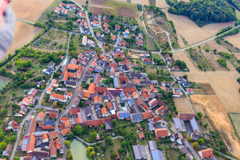 Vue aérienne de Vue du village depuis l'est à le quartier Krensheim in Grünsfeld dans le département Bade-Wurtemberg, Allemagne