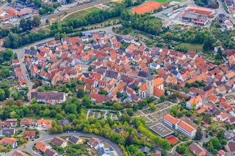 Vue aérienne de Centre historique avec l'église catholique Saint-Pierre-et-Paul au cimetière à Grünsfeld dans le département Bade-Wurtemberg, Allemagne