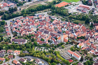 Vue aérienne de Bâtiment d'église au centre du village à Grünsfeld dans le département Bade-Wurtemberg, Allemagne
