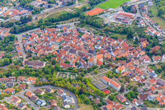 Vue aérienne de Centre historique avec l'église catholique Saint-Pierre-et-Paul au cimetière à Grünsfeld dans le département Bade-Wurtemberg, Allemagne