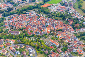 Photographie aérienne de Centre historique avec l'église catholique Saint-Pierre-et-Paul au cimetière à Grünsfeld dans le département Bade-Wurtemberg, Allemagne
