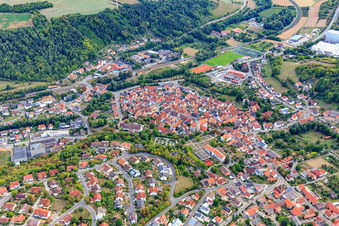 Vue oblique de Centre historique avec l'église catholique Saint-Pierre-et-Paul au cimetière à Grünsfeld dans le département Bade-Wurtemberg, Allemagne