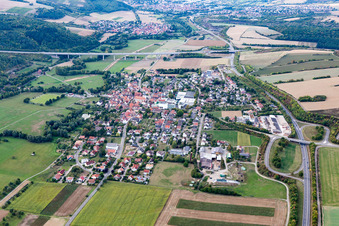 Vue aérienne de Vue sur le village à le quartier Distelhausen in Tauberbischofsheim dans le département Bade-Wurtemberg, Allemagne
