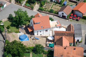 Dans le vignoble paroissial à le quartier Rechtenbach in Schweigen-Rechtenbach dans le département Rhénanie-Palatinat, Allemagne vue d'en haut