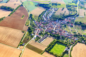 Vue aérienne de Vue du village depuis l'est à le quartier Heckfeld in Lauda-Königshofen dans le département Bade-Wurtemberg, Allemagne