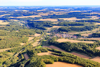 Vue aérienne de Vue du village dans la vallée d'Eubigheim depuis le nord à le quartier Uiffingen in Boxberg dans le département Bade-Wurtemberg, Allemagne