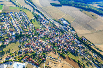 Vue aérienne de Vue du village le long de la voie ferrée depuis le nord-est à le quartier Eubigheim in Ahorn dans le département Bade-Wurtemberg, Allemagne