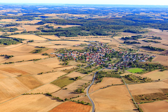 Vue aérienne de Vue du village depuis le nord à le quartier Berolzheim in Ahorn dans le département Bade-Wurtemberg, Allemagne
