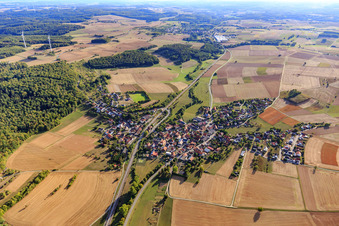 Vue aérienne de Vue du village depuis le nord-est à le quartier Hirschlanden in Rosenberg dans le département Bade-Wurtemberg, Allemagne