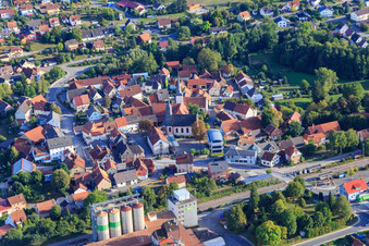 Vue aérienne de Centre-ville avec l'église Saint-Charles-Borromée et l'église évangélique Rosenberg à Rosenberg dans le département Bade-Wurtemberg, Allemagne