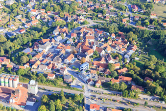Photographie aérienne de Centre-ville avec l'église Saint-Charles-Borromée et l'église évangélique Rosenberg à Rosenberg dans le département Bade-Wurtemberg, Allemagne