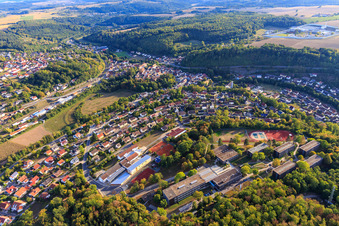 Vue aérienne de Centre scolaire public d'éducation environnementale (LSZU). Internat Adelsheim - l'internat et la salle de sport du lycée Eckenberg à Adelsheim dans le département Bade-Wurtemberg, Allemagne