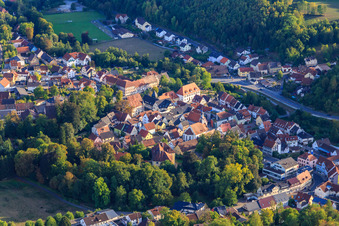 Vue aérienne de Schloßgasse et Marktstr à Adelsheim dans le département Bade-Wurtemberg, Allemagne