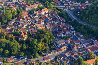 Vue aérienne de Schloßgasse et Marktstr à Adelsheim dans le département Bade-Wurtemberg, Allemagne