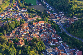Vue aérienne de Château Adelsheim Rentamt dans le parc du château et le château supérieur sur Markstr à Adelsheim dans le département Bade-Wurtemberg, Allemagne