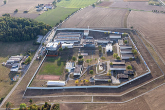 Vue aérienne de Terrain de la prison et clôture de sécurité de l'établissement correctionnel Établissement correctionnel Adelsheim à Adelsheim dans le département Bade-Wurtemberg, Allemagne