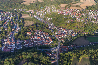 Vue aérienne de Vue des rues et des maisons dans les quartiers résidentiels à Adelsheim dans le département Bade-Wurtemberg, Allemagne