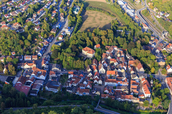 Vue aérienne de Château Adelsheim Rentamt dans le parc du château et le château supérieur sur Markstr à Adelsheim dans le département Bade-Wurtemberg, Allemagne