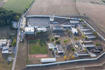 Vue aérienne de Terrain de la prison et clôture de sécurité de l'établissement correctionnel Établissement correctionnel Adelsheim à Adelsheim dans le département Bade-Wurtemberg, Allemagne