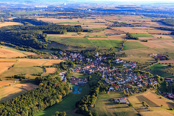 Vue aérienne de Vue du village de Tiefenbachtal depuis l'est à le quartier Tiefenbach in Gundelsheim dans le département Bade-Wurtemberg, Allemagne
