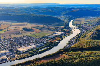 Vue aérienne de Vue de la ville sur le Neckar depuis l'est avec European Aerosols GmbH à Haßmersheim dans le département Bade-Wurtemberg, Allemagne
