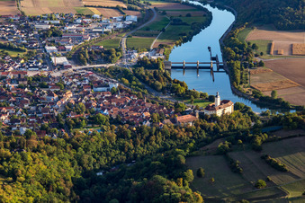 Vue aérienne de Les rives du Neckar à Gundelsheim dans le département Bade-Wurtemberg, Allemagne