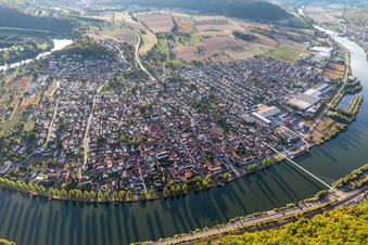Vue aérienne de Sur le Neckar à Haßmersheim dans le département Bade-Wurtemberg, Allemagne