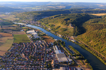 Photographie aérienne de Château de Hornberg avec chapelle de mariage au-dessus des vignobles du Neckar à Neckarzimmern dans le département Bade-Wurtemberg, Allemagne
