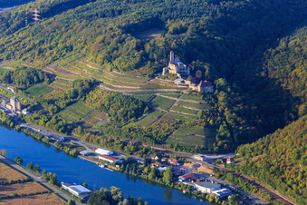 Vue oblique de Château de Hornberg avec chapelle de mariage au-dessus des vignobles du Neckar à Neckarzimmern dans le département Bade-Wurtemberg, Allemagne