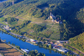 Château de Hornberg avec chapelle de mariage au-dessus des vignobles du Neckar à Neckarzimmern dans le département Bade-Wurtemberg, Allemagne d'en haut
