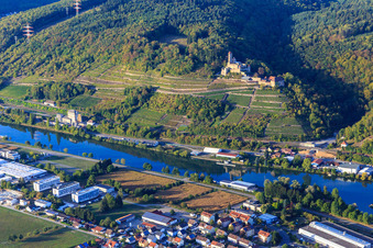 Château de Hornberg avec chapelle de mariage au-dessus des vignobles du Neckar à Neckarzimmern dans le département Bade-Wurtemberg, Allemagne hors des airs