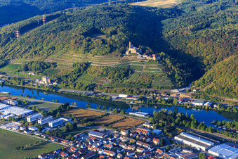 Château de Hornberg avec chapelle de mariage au-dessus des vignobles du Neckar à Neckarzimmern dans le département Bade-Wurtemberg, Allemagne vue d'en haut