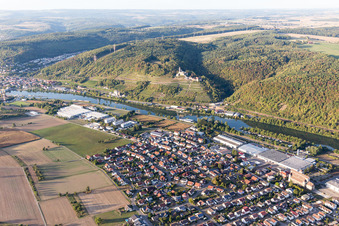 Vue aérienne de Zone riveraine du Neckar - cours de la rivière à Haßmersheim dans le département Bade-Wurtemberg, Allemagne