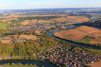 Vue aérienne de Vue du village dans un méandre du Neckar près de Haßmersheim à le quartier Böttingen in Gundelsheim dans le département Bade-Wurtemberg, Allemagne