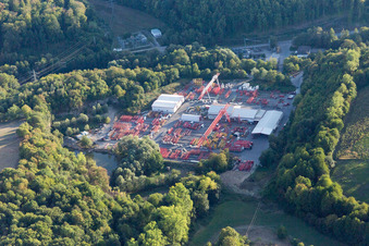 Vue aérienne de Zone de stockage de la société de location de grues Mayer dans le parc industriel à le quartier Obergimpern in Bad Rappenau dans le département Bade-Wurtemberg, Allemagne