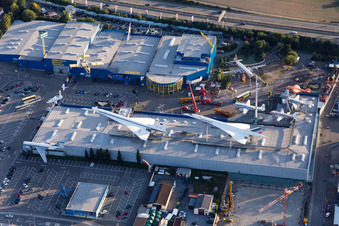 Vue aérienne de Musée de la technologie avec Tupolev et Concorde à le quartier Steinsfurt in Sinsheim dans le département Bade-Wurtemberg, Allemagne