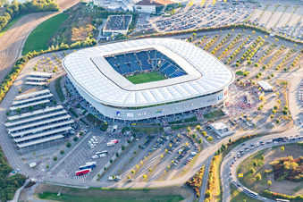 Vue aérienne de WIRSOL Rhein-Neckar-Arena avant le match amical à guichets fermés Pérou-Allemagne à le quartier Steinsfurt in Sinsheim dans le département Bade-Wurtemberg, Allemagne