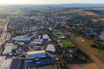 Vue aérienne de Vue de la ville depuis l'est avec le parc sportif et la zone industrielle Neulandstraße et H+E Group et French Consulting GmbH à Sinsheim dans le département Bade-Wurtemberg, Allemagne